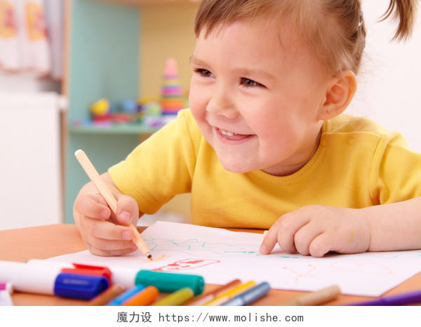 可爱女孩可爱小孩微笑女孩画画小孩学习小孩